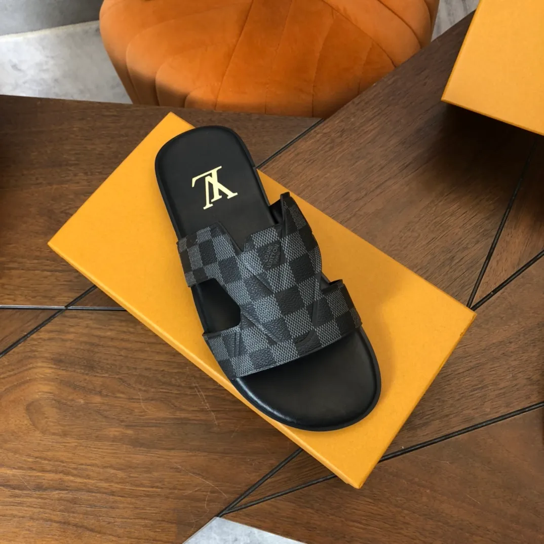 Factory price: 270💰LV counters are selling new brand luxury men's slippers, casual, loose and comfortable. The must-have model in the picture above [Happy][Happy], multiple colors available Size: 38-44, customized 45